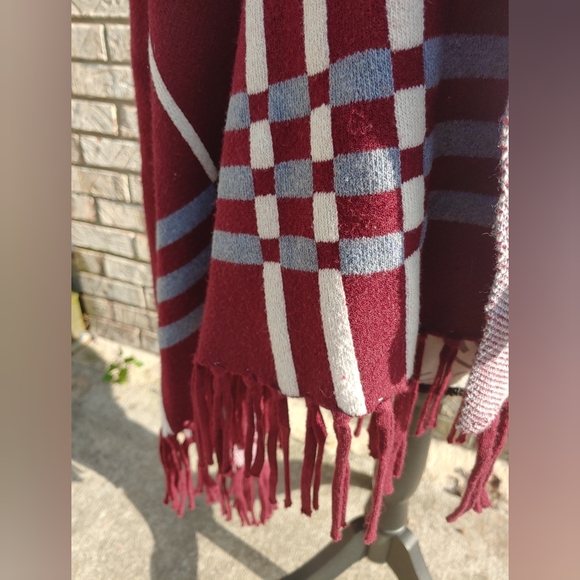 ✨Cuddle Up✨Venus Plaid Fringe Wrap Cardigan Sweater Burgundy Grey Cream S - Picture 7 of 8